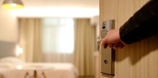 5 Things You Need to Avoid Touching at a Hotel Room